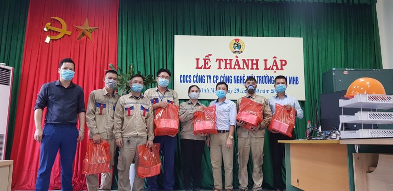Tặng quà cho con em CBCNV nhân ngày tết thiếu nhi 1/6