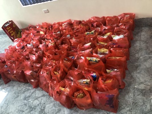 Tặng quà cho con em CBCNV nhân ngày tết thiếu nhi 1/6